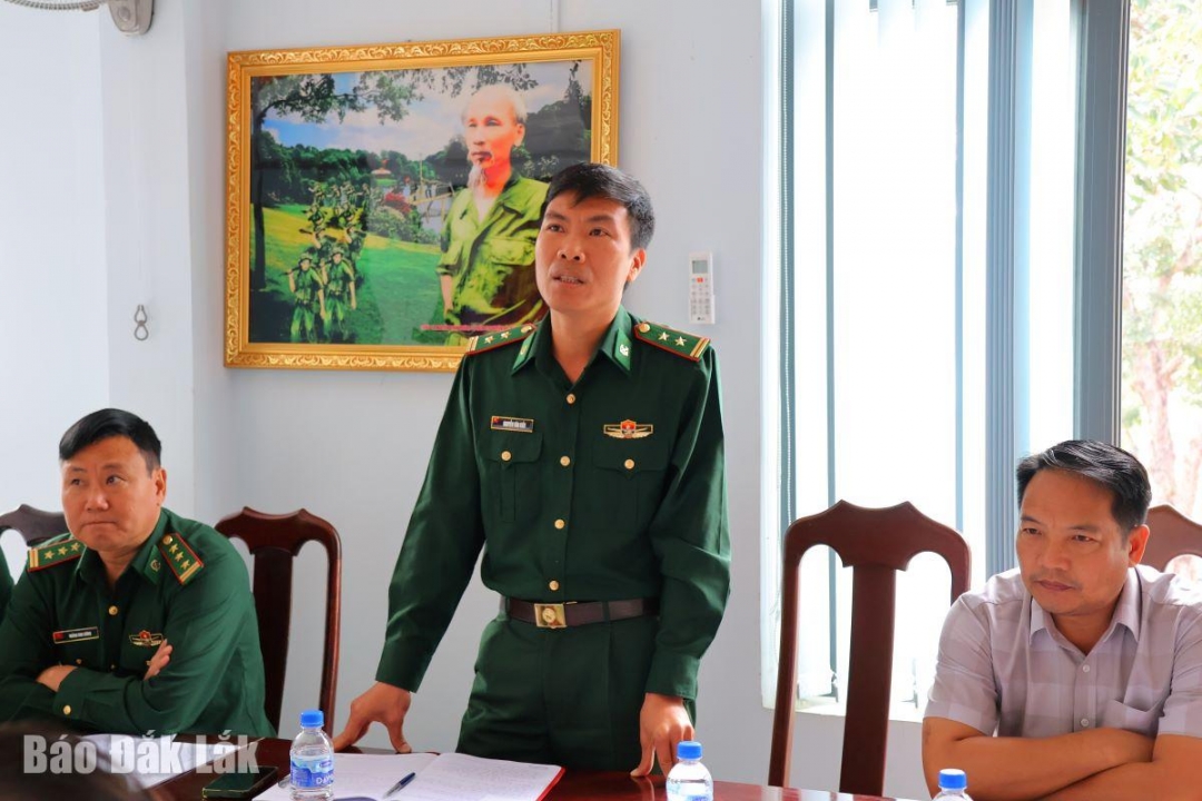 Đại diện Đồn Biên phòng Sê Rê Pốk tham gia ý kiến tại buổi làm việc.
