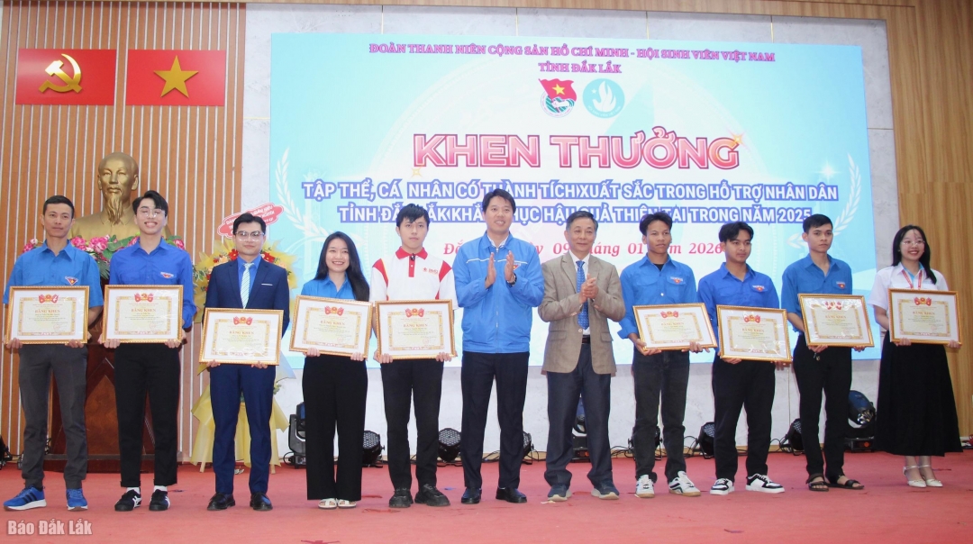 Khen thưởng các cá nhân