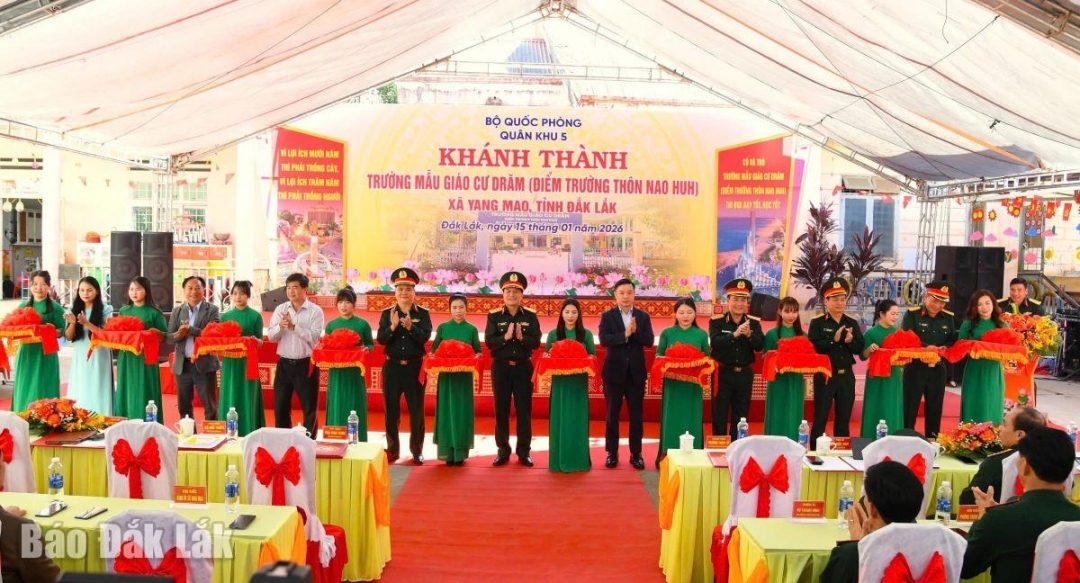 Các đại biểu cắt băng khánh thành công trình.