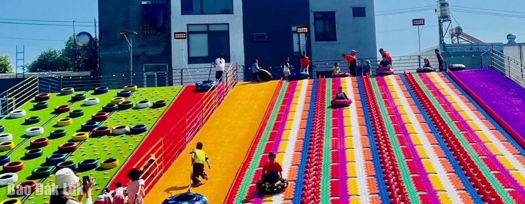 Thiếu nhi hào hứng với các trò chơi ngoài trời.