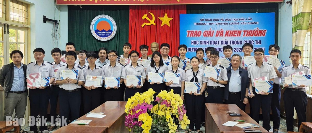 24/33 học sinh Trường THPT Chuyên Lương Văn Chánh đoạt giải tại cuộc thi.
