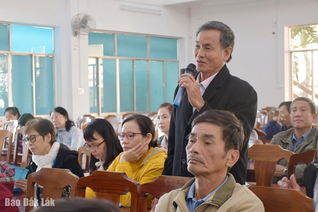 Đại diện tổ tiết kiệm và vay vốn trên địa bàn phường Phú Yên trao đổi một số thuận lợi, khó khăn trong công tác quản lý vốn tín dụng chính sách.