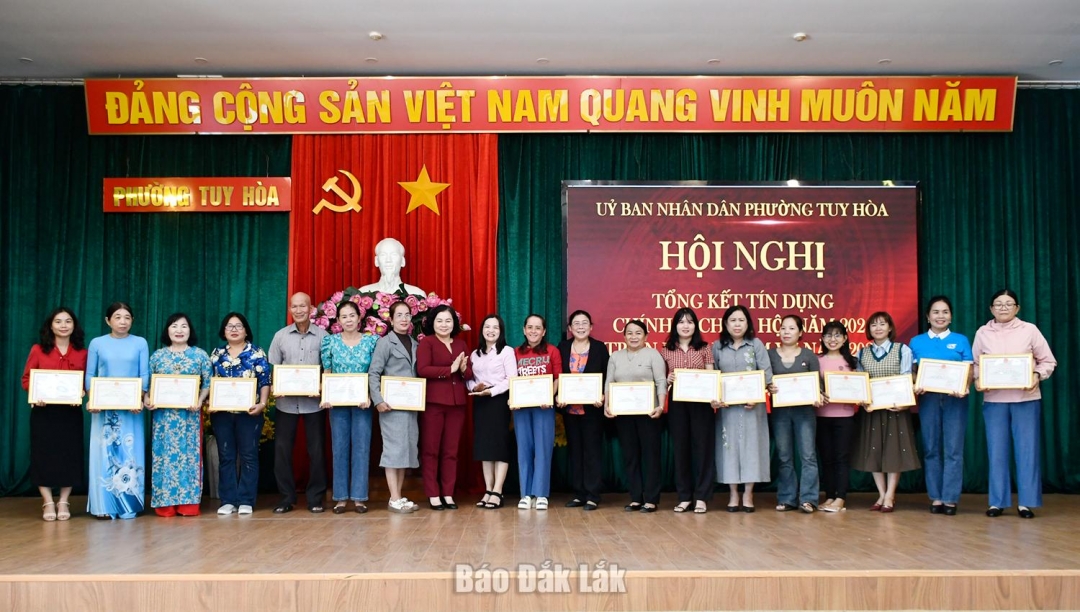 Đồng chí Đào Bảo Minh, Ủy viên Ban Thường vụ Tỉnh ủy, Bí thư Đảng ủy, Chủ tịch HĐND phường Tuy Hòa và bà Đặng Thị Âu, Giám đốc Phòng Giao dịch NHCSXH Phú Yên trao giấy khen của Ban đại diện Hội đồng quản trị NHCSXH tỉnh cho các cá nhân xuất sắc.