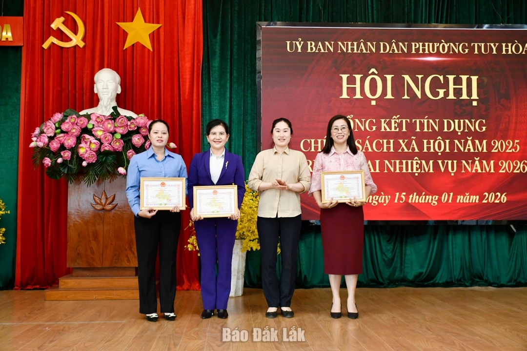 Phó Chủ tịch UBND phường Tuy Hòa Huỳnh Thị Kiều Diễm trao giấy khen của UBND phường cho các tập thể xuất sắc.