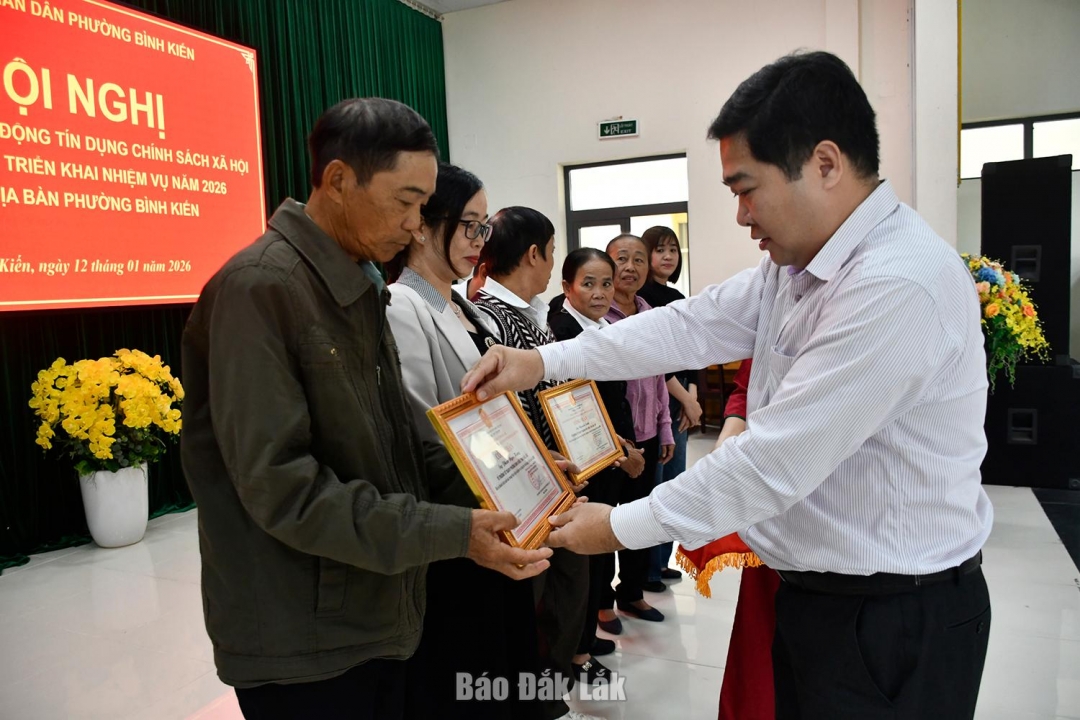Lãnh đạo phường Bình Kiến trao bằng khen của UBND tỉnh cho các cá nhân có thành tích xuất sắc trong công tác triển khai hoạt động tín dụng chính sách xã hội trên địa bàn phường.