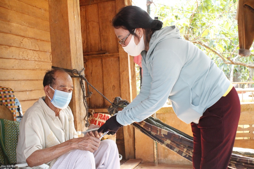 Nhân viên bưu điện chi trả lương hưu cho người hưởng tại nhà. (Ảnh minh họa)