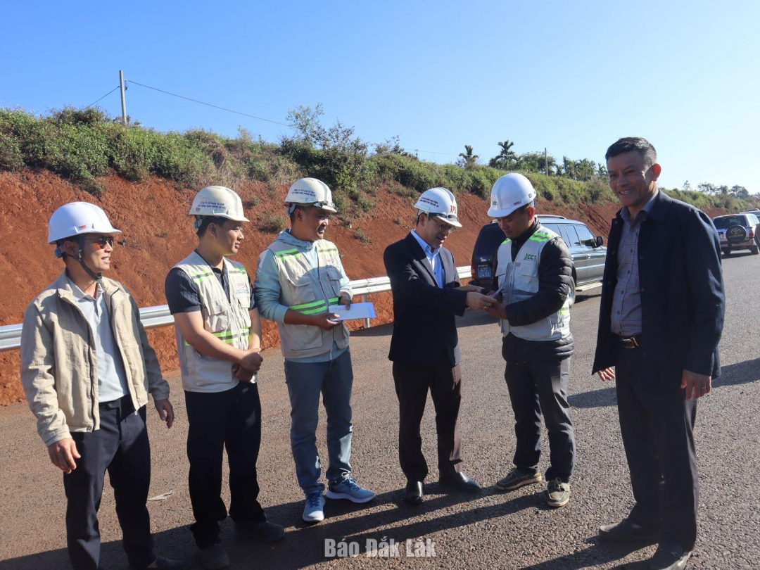 Ông Trần Tiến Đông, Giám đốc Ban A tặng quà động viên tinh thần kỹ sư, công nhân của Công ty CC1.