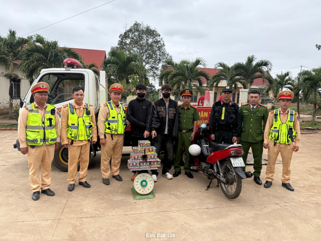 Các đối tượng và tang vật tại thời điểm kiểm tra.