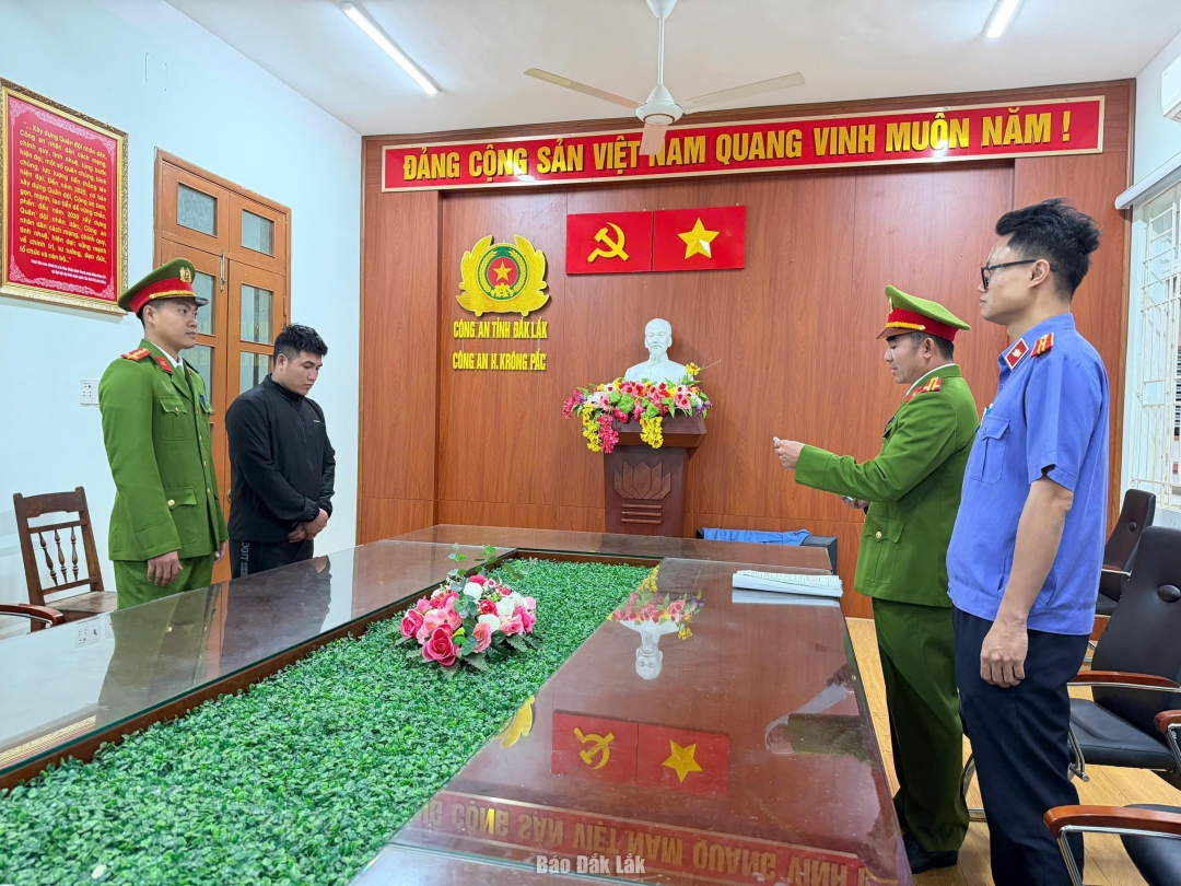 Cơ quan chức năng đọc lệnh khởi tố đối tượng Phạm Ngọc Khánh.