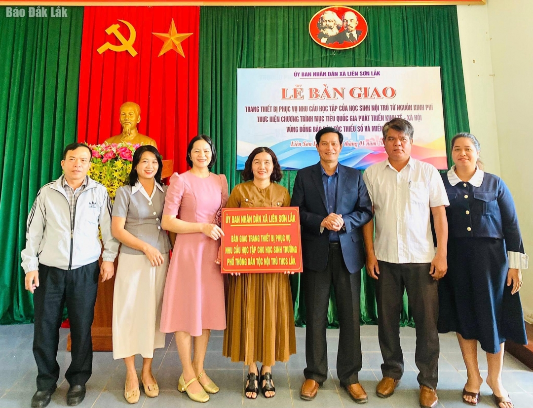 UBND xã Liên Sơn Lắk trao bảng tượng trưng bàn giao thiết bị học tập cho Trường Phổ thông Dân tộc Nội trú THCS Lắk.