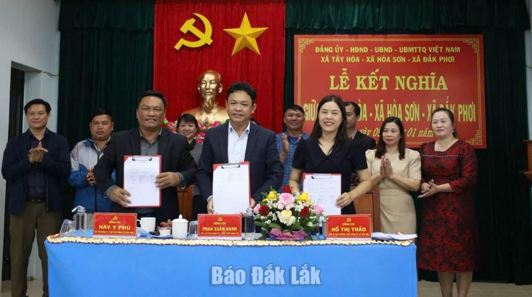 Lãnh đạo ba địa phương ký kết chương trình kết nghĩa.