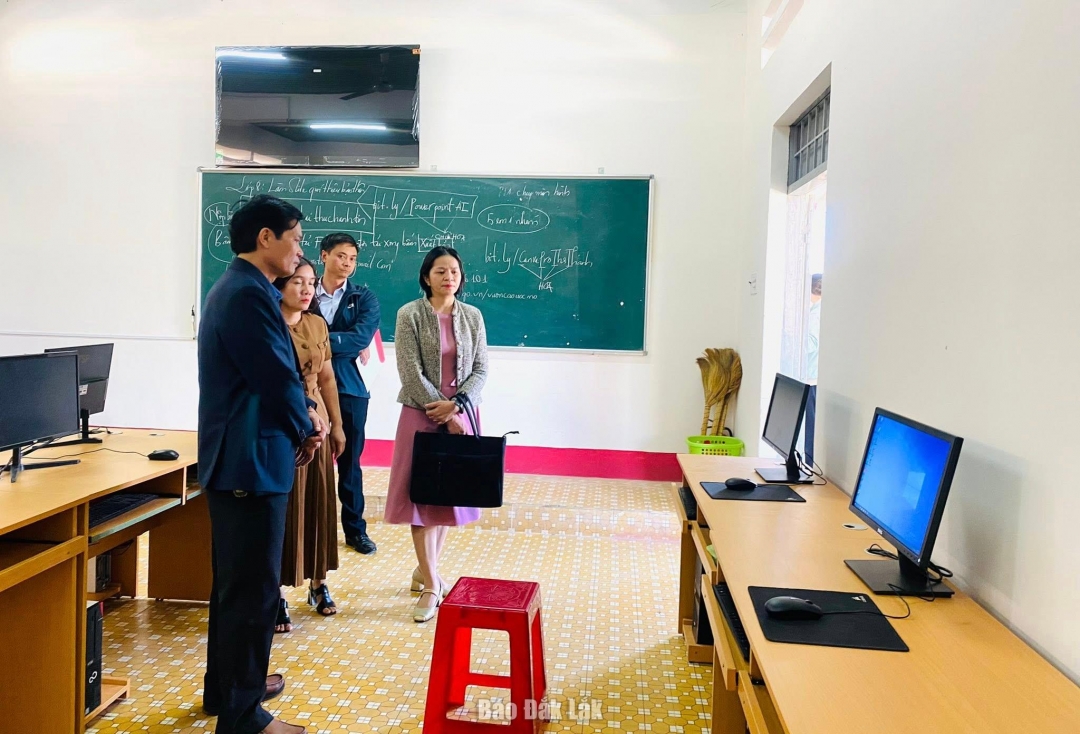 Bàn giao máy vi tính phục vụ học tập cho học sinh tại trường.