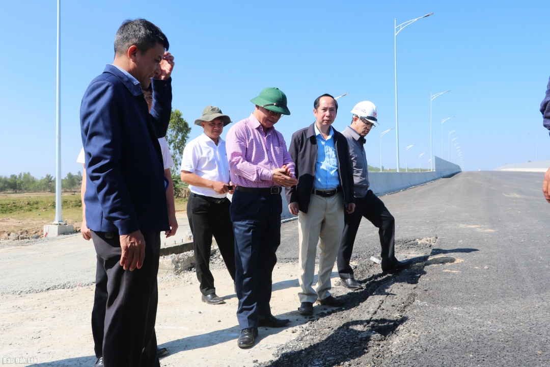 Đoàn công tác kiểm tra tiến độ Dự án thành phần 3 thuộc Dự án đầu tư xây dựng đường bộ cao tốc Khánh Hòa – Buôn Ma Thuột giai đoạn 1