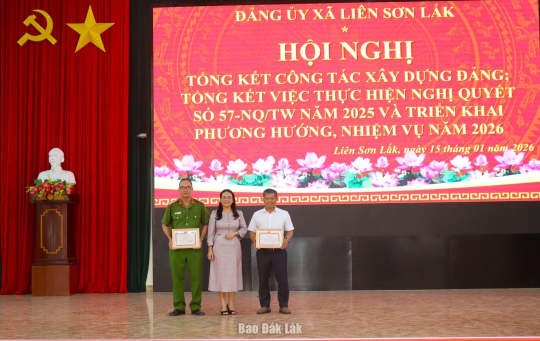 Bí thư Đảng ủy, Chủ tịch HĐND xã Đào Thị Thanh An tặng giấy khen cho các chi bộ cơ sở hoàn thành xuất sắc nhiệm vụ tiêu biểu năm 2025.