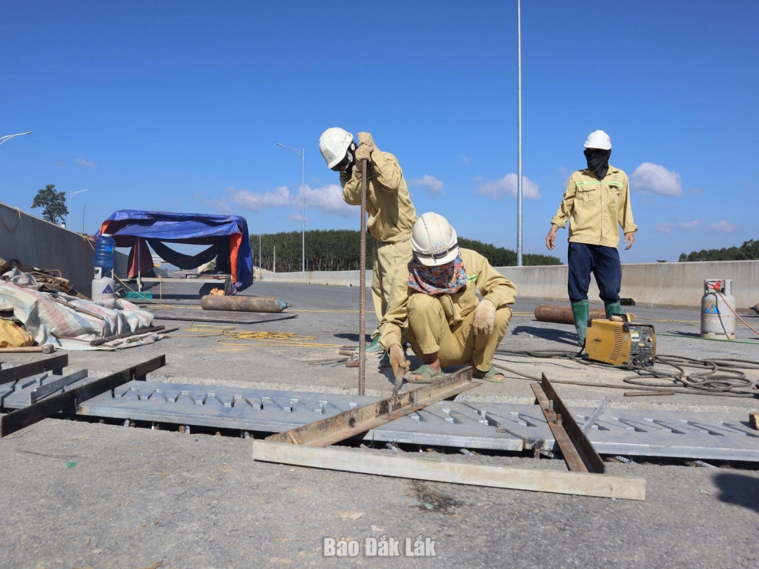Công nhân Tập đoàn Sơn Hải thi công hạng mục khe co giãn tại gói thầu xây lắp số 01.
