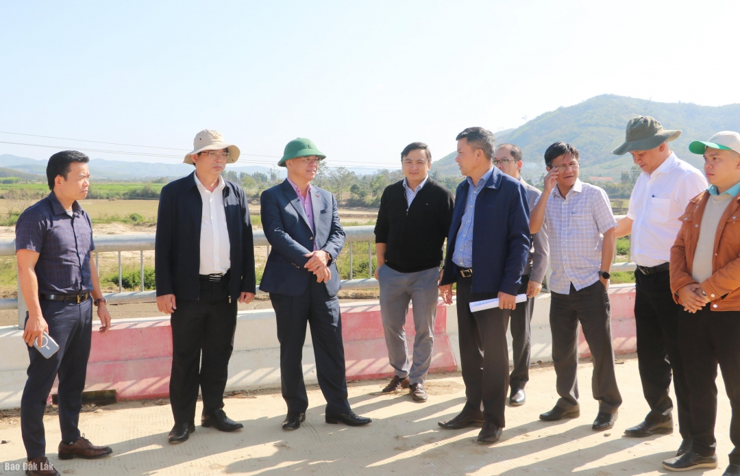 Đoàn công tác kiểm tra thực địa tại Dự án cầu vượt sông Krông Bông và đường dẫn