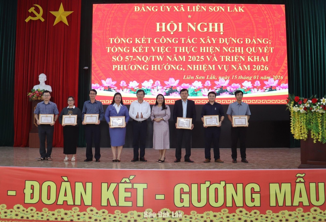 Lãnh đạo xã Liên Sơn Lắk tặng giấy khen cho các tập thể và cá nhân trong việc triển khai thực hiện Nghị quyết 57.