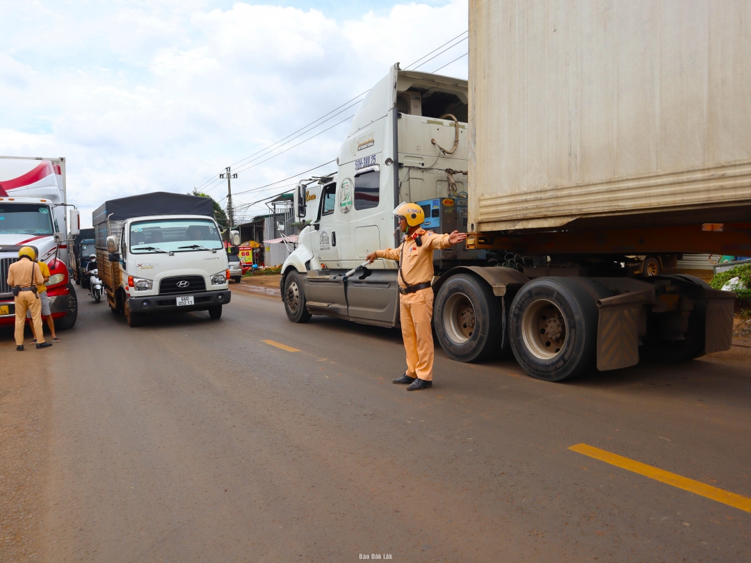 Lực lượng CSGT phân luồng, hướng dẫn giao thông trên Quốc lộ 26 đoạn qua địa bàn tỉnh Đắk Lắk.