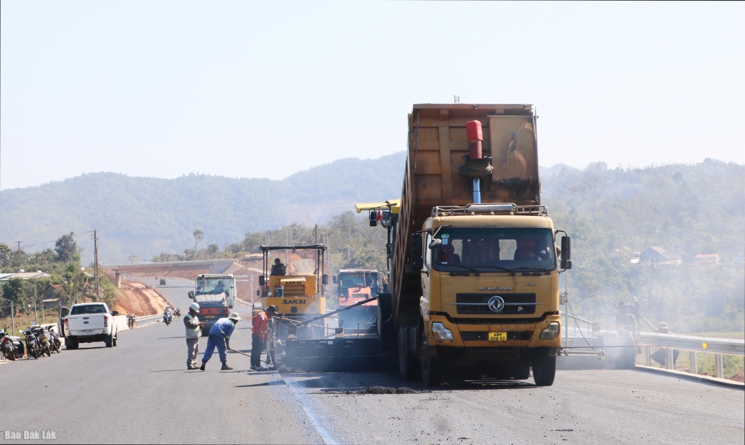 Các đơn vị vẫn đang đẩy nhanh tiến độ thi công Dự án thành phần 3 thuộc Dự án đầu tư xây dựng đường bộ cao tốc Khánh Hòa – Buôn Ma Thuột giai đoạn 1