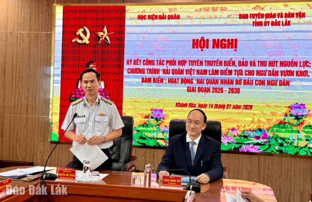 Chuẩn đô đốc Nguyễn Hữu Thoan, Chính ủy Học viện Hải quân phát biểu định hướng các nội dung phối hợp trọng tâm tại hội nghị. 