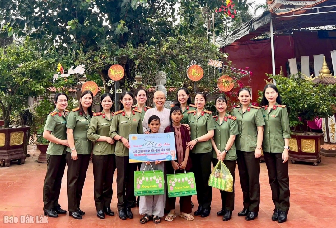 Hội Phụ nữ Công an tỉnh nhận đỡ đầu trẻ em mồ côi tại phường Tân Lập.