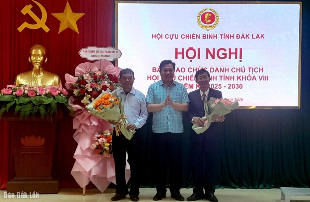 Đồng chí Trần Hữu Thế, Ủy viên Ban Thường vụ Tỉnh ủy, Phó Chủ tịch Thường trực Ủy ban Mặt trận Tổ quốc Việt Nam tỉnh tặng hoa chúc mừng các đồng chí trong lễ bàn giao