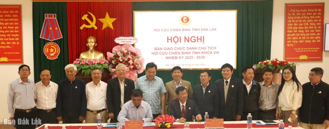 Hai đồng chí ký kết biên bản bàn giao chức danh 