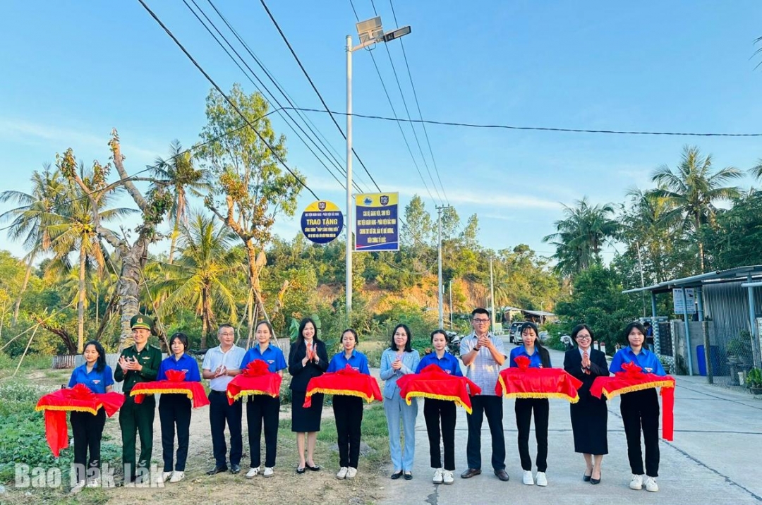 Các lãnh đạo phường và Học viện Ngân hàng – Phân viện Bắc Ninh, Phân viện Phú Yên; Đồn Biên phòng Xuân Đài cắt băng khánh thành công trình “Thắp sáng vùng biên” 