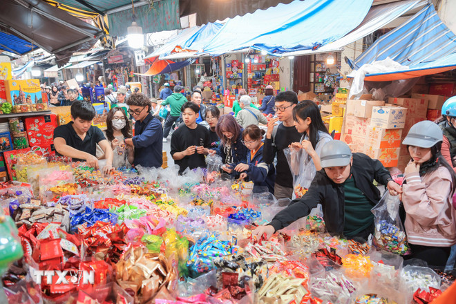 Nhu cầu tiêu thụ thực phẩm tăng cao trong dịp Tết Nguyên đán và mùa Lễ hội. Ảnh: TTXVN