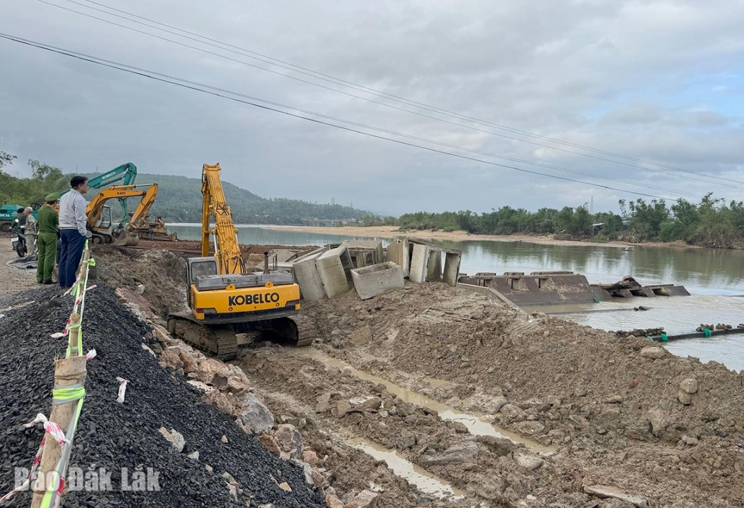 Các đơn vị tập trung khắc phục hư hại hệ thống đập Tam Giang. 