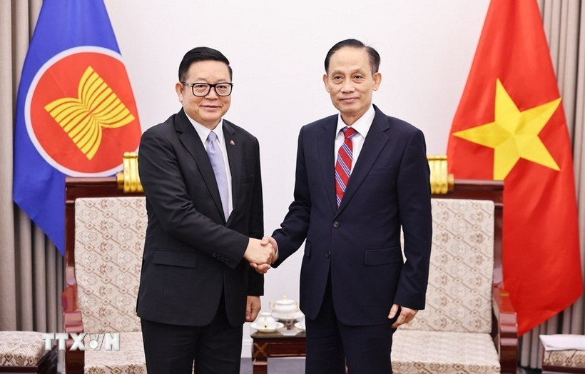 Bí thư Trung ương Đảng, Bộ trưởng Bộ Ngoại giao Lê Hoài Trung tiếp Tổng Thư ký ASEAN Kao Kim Hourn. Ảnh: TTXVN