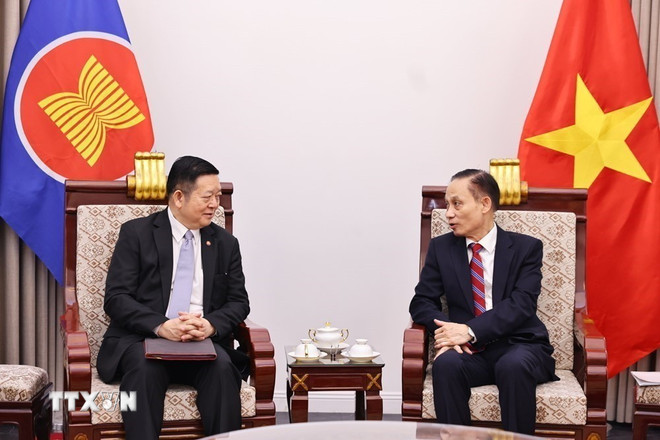 Bí thư Trung ương Đảng, Bộ trưởng Bộ Ngoại giao Lê Hoài Trung tiếp Tổng Thư ký ASEAN Kao Kim Hourn. Ảnh: TTXVN