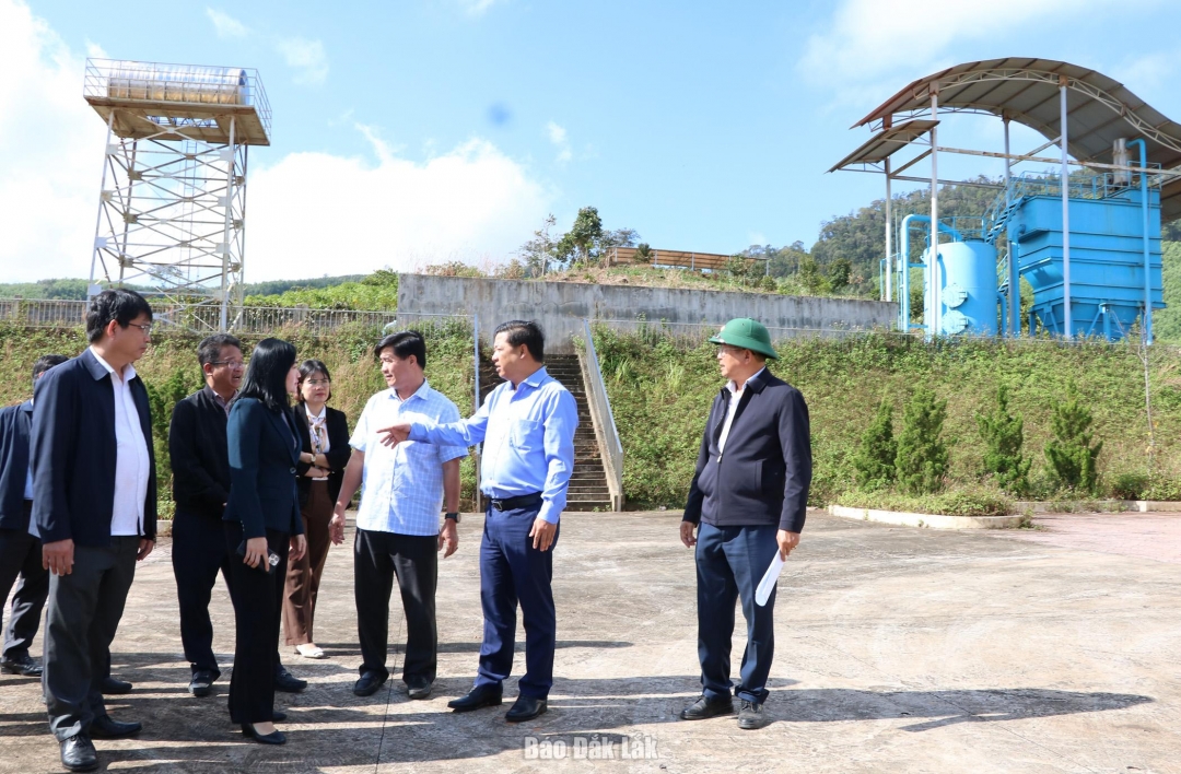 Bí thư Tỉnh ủy Lương Nguyễn Minh Triết và các đồng chí trong đoàn công tác kiểm tra thực tế hệ thống cấp nước sạch cho người dân khu tái định canh số 02.