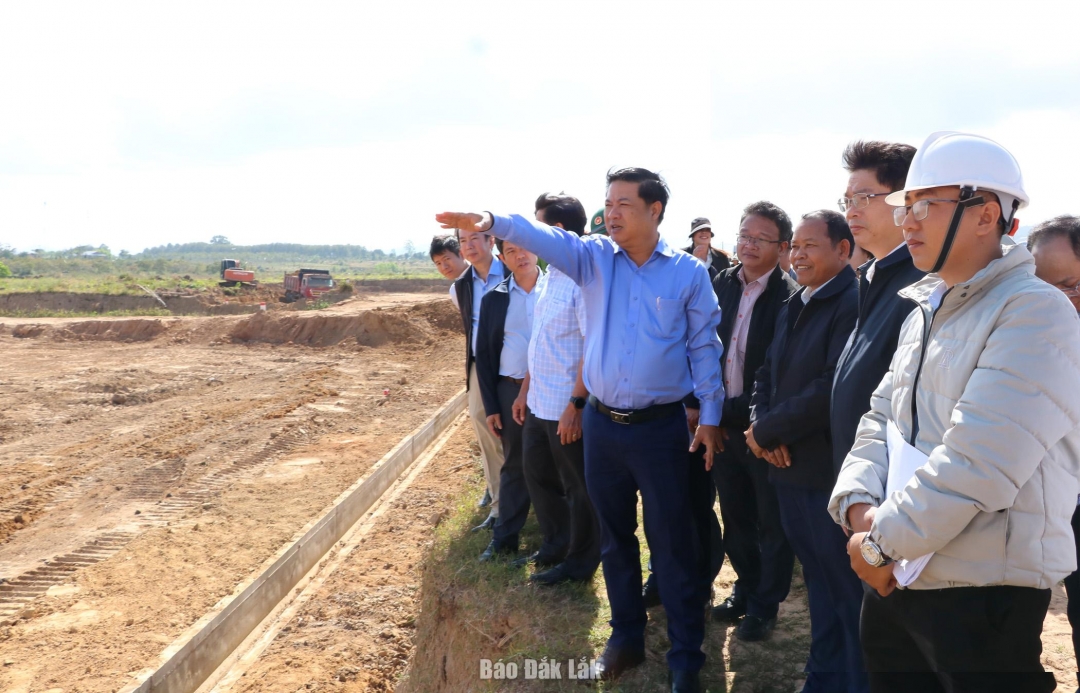 Bí thư Tỉnh ủy Lương Nguyễn Minh Triết kiểm tra thực tế hạng mục xây dựng đồng ruộng đất trồng lúa cho người dân.