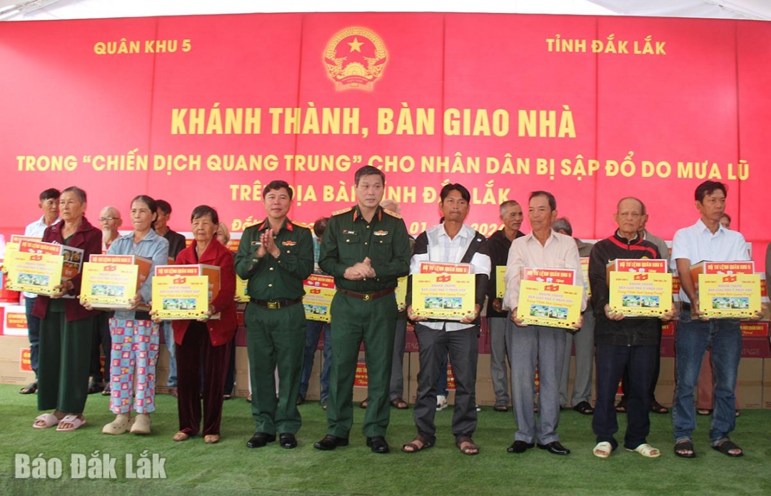 Lãnh đạo Quân khu 5 tặng quà cho người dân.