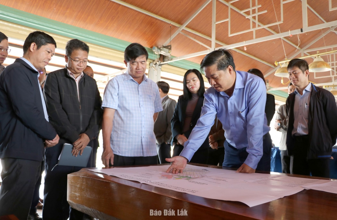 Bí thư Tỉnh ủy Lương Nguyễn Minh Triết xem bình đồ tổng thể tái định canh số 02.