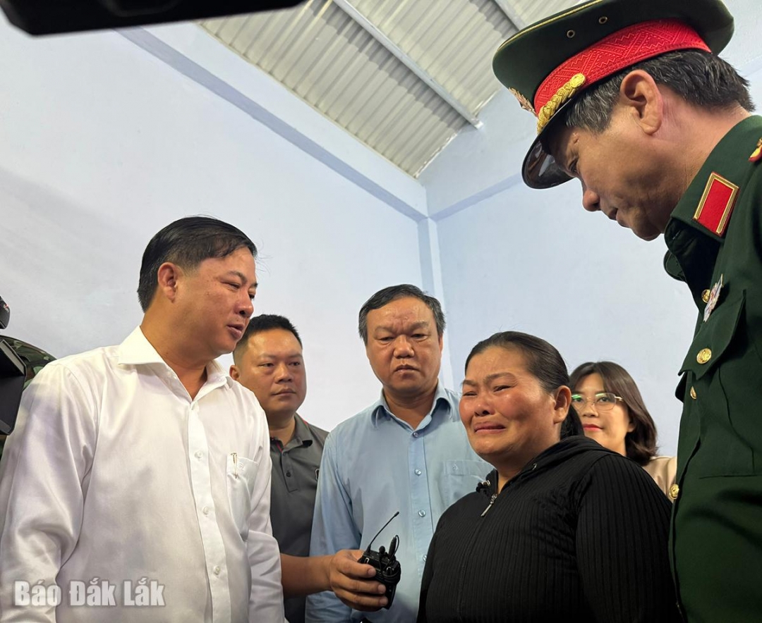 Bí thư Tỉnh ủy Lương Nguyễn Minh Triết thăm một nhà dân vừa được bàn giao.