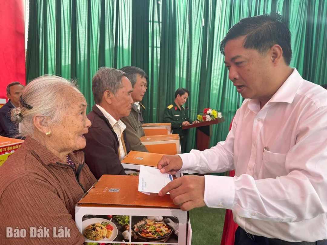 Bí thư Tỉnh ủy Lương Nguyễn Minh Triết tặng quà cho người dân.