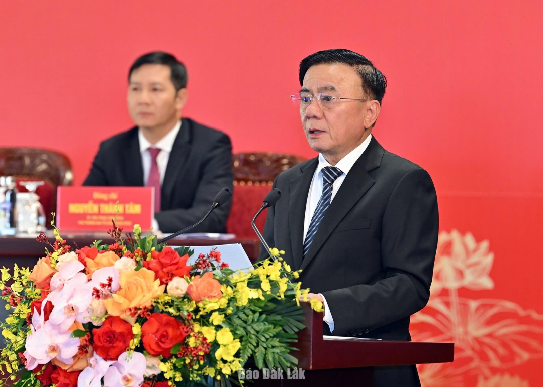 Ủy viên Bộ Chính trị, Thường trực Ban Bí thư Trần Cẩm Tú phát biểu tại họp báo.