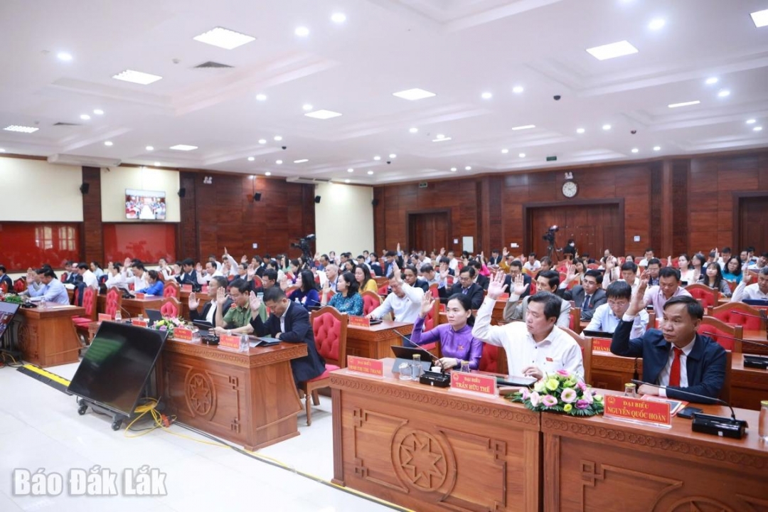 Các đại biểu tham dự Kỳ họp thứ Hai, HĐND tỉnh khóa X biểu quyết thông qua các Nghị quyết quan trọng.