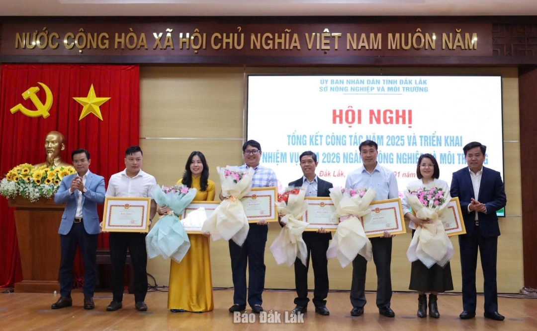 Các cá nhân nhận Bằng khen của Bộ Nông nghiệp và Môi trường về thành tích xuất sắc trong chiến dịch làm sạch dữ liệu đất đai.