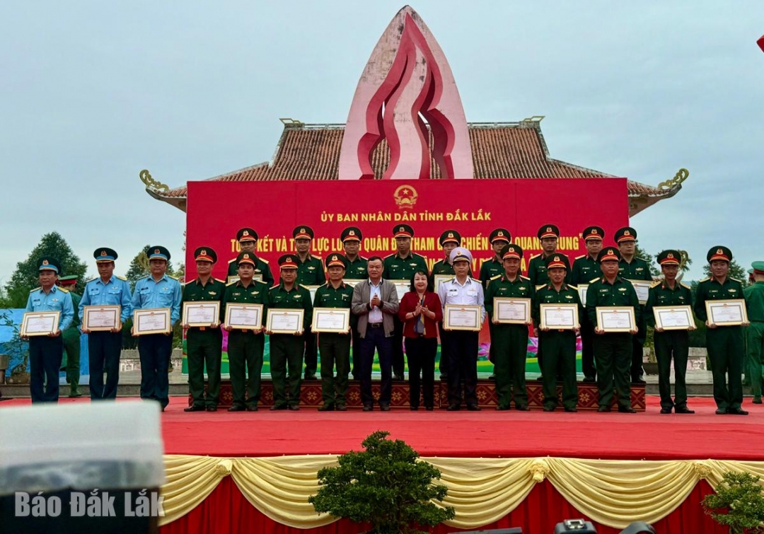 Phó Bí thư Thường trực Tỉnh ủy, Chủ tịch HĐND tỉnh Cao Thị Hòa An và Phó Chủ tịch UBND tỉnh Đào Mỹ trao bằng khen của UBND tỉnh cho các tập thể có thành tích xuất sắc trong Chiến dịch Quang Trung. Ảnh: Ngọc Dung