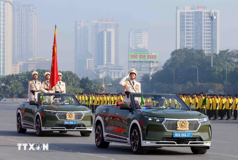 Xe chỉ huy và Tổ Công an kỳ dẫn đầu đội hình đại diện cho các lực lượng tham gia bảo vệ Đại hội Đảng toàn quốc lần thứ XIV. Ảnh: TTXVN