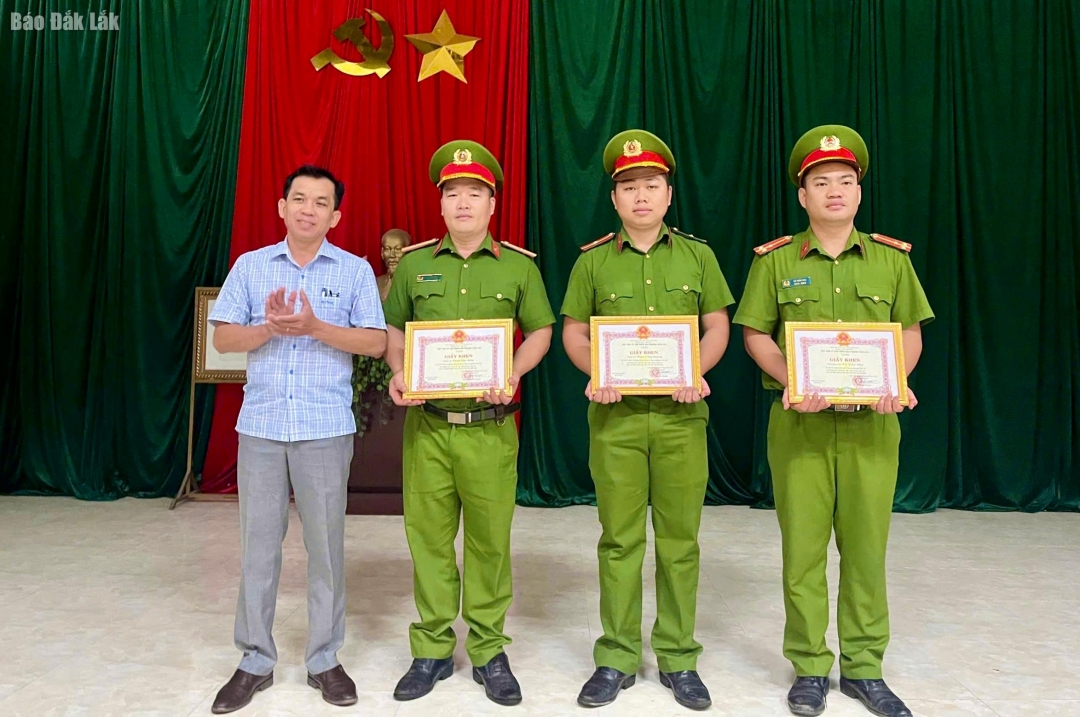 Phạm Văn Nguyên – Phó Bí thư Đảng ủy, Chủ tịch UBND phường Xuân Đài trao Giấy khen cho 3 cá nhân thuộc Công an phường có thành tích xuất sắc trong truy bắt đối tượng trộm cắp tài sản.