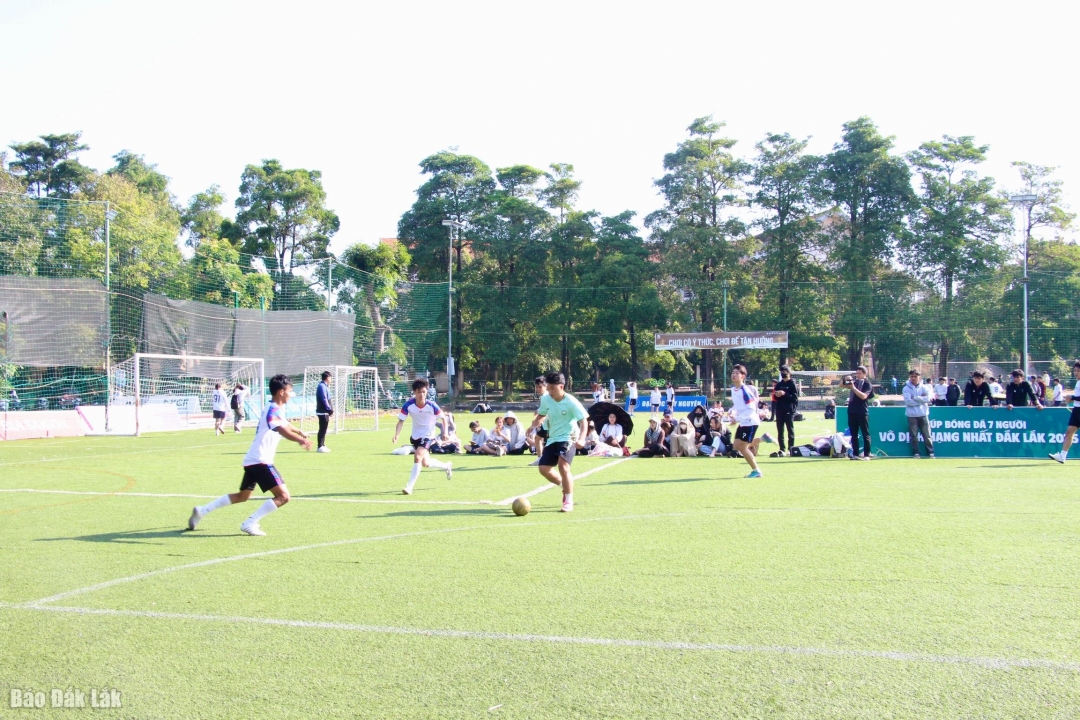 Sinh viên các trường tranh tài ở môn bóng đá tại Hội thao học sinh, sinh viên khỏe tỉnh Đắk Lắk năm học 2025 – 2026.