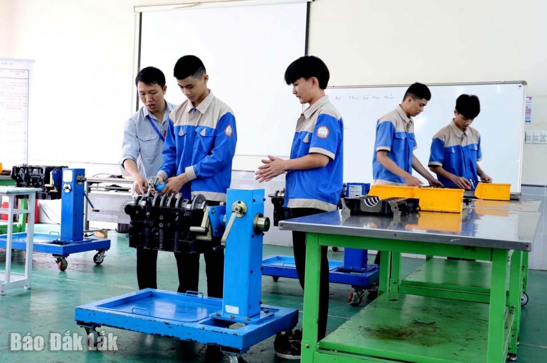 Sinh viên Trường Cao đẳng Đắk Lắk được hướng dẫn thực hành nghề Công nghệ ô tô 