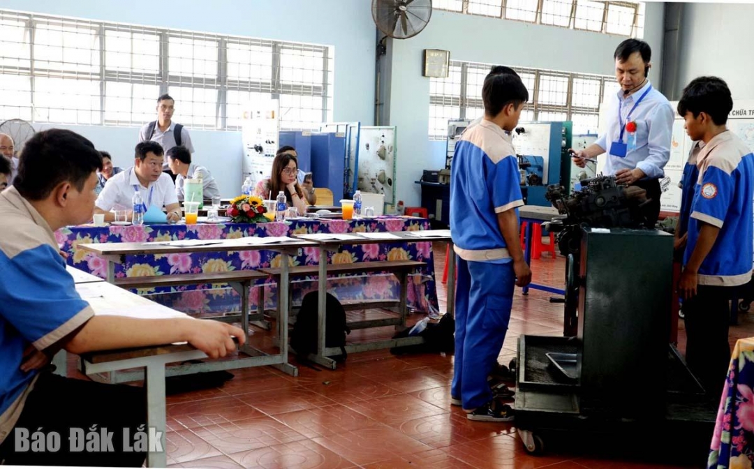 Sinh viên Trường Cao đẳng Đắk Lắk thực hành nghề Công nghệ ô tô 