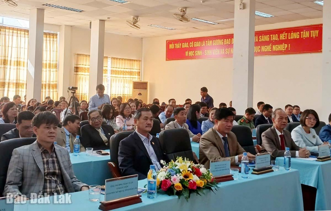 Các đồng chí lãnh đạo tỉnh, các ban ngành dự hội nghị công bố các quyết định về sáp nhập và bổ nhiệm hiệu trưởng, phó hiệu trưởng Trường Cao đẳng Đắk Lắk