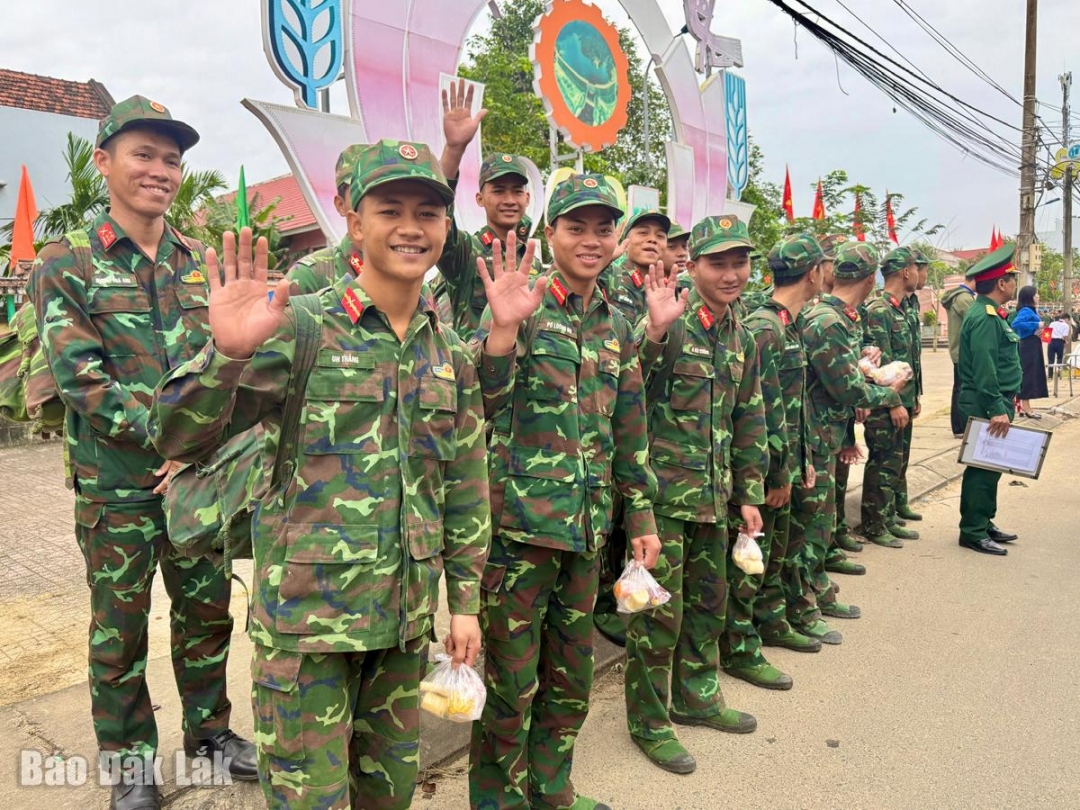 Lực lượng bộ đội mang theoquà tặng khoai sắn của người dân Hòa Thịnh lên đường về đơn vị. Ảnh: Ngọc Dung