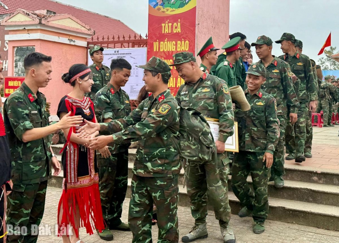 Bộ đội về đơn vị trong niềm thương nhớ của người dân. Ảnh: Ngọc Dung